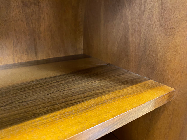 Sehr schönes niedriges Mid-Century Regal in Nussbaum auf neuen Metallfüßen I Bücherschrank Bücherregal Holzregal Bookshelf Küchenregal Badregal Sideboard Vintage 60er I