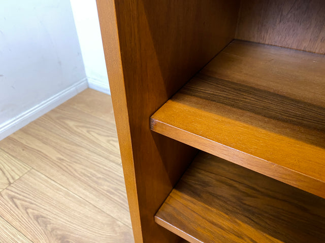 Sehr schönes niedriges Mid-Century Regal in Nussbaum auf neuen Metallfüßen I Bücherschrank Bücherregal Holzregal Bookshelf Küchenregal Badregal Sideboard Vintage 60er I