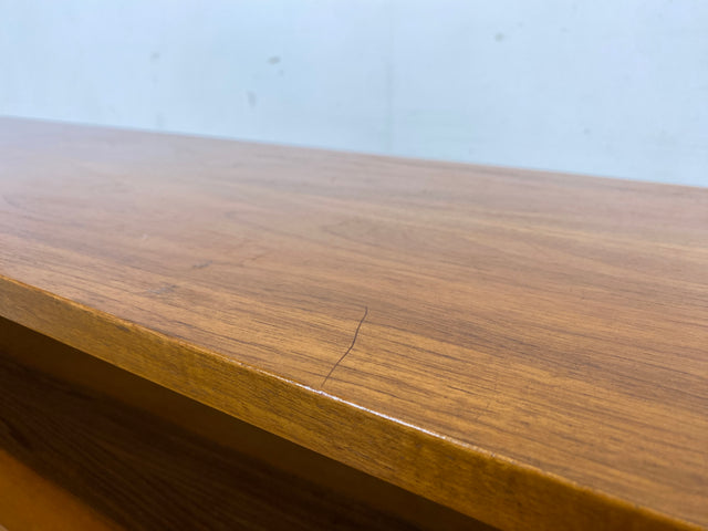 Sehr schönes niedriges Mid-Century Regal in Nussbaum auf neuen Metallfüßen I Bücherschrank Bücherregal Holzregal Bookshelf Küchenregal Badregal Sideboard Vintage 60er I