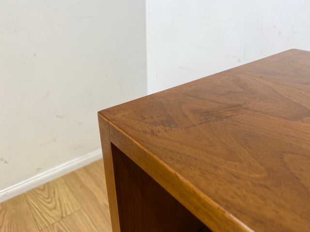 Sehr schönes niedriges Mid-Century Regal in Nussbaum auf neuen Metallfüßen I Bücherschrank Bücherregal Holzregal Bookshelf Küchenregal Badregal Sideboard Vintage 60er I