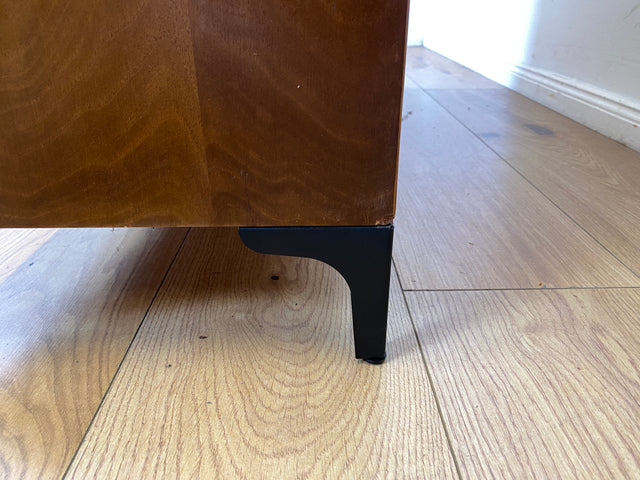 Sehr schönes niedriges Mid-Century Regal in Nussbaum auf neuen Metallfüßen I Bücherschrank Bücherregal Holzregal Bookshelf Küchenregal Badregal Sideboard Vintage 60er I