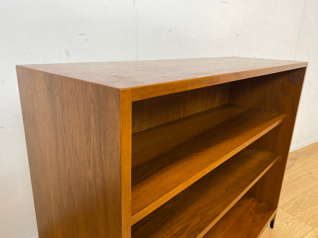 Sehr schönes niedriges Mid-Century Regal in Nussbaum auf neuen Metallfüßen I Bücherschrank Bücherregal Holzregal Bookshelf Küchenregal Badregal Sideboard Vintage 60er I