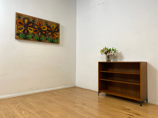 Sehr schönes niedriges Mid-Century Regal in Nussbaum auf neuen Metallfüßen I Bücherschrank Bücherregal Holzregal Bookshelf Küchenregal Badregal Sideboard Vintage 60er I