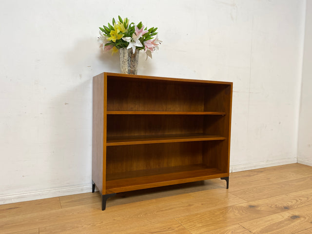Sehr schönes niedriges Mid-Century Regal in Nussbaum auf neuen Metallfüßen I Bücherschrank Bücherregal Holzregal Bookshelf Küchenregal Badregal Sideboard Vintage 60er I