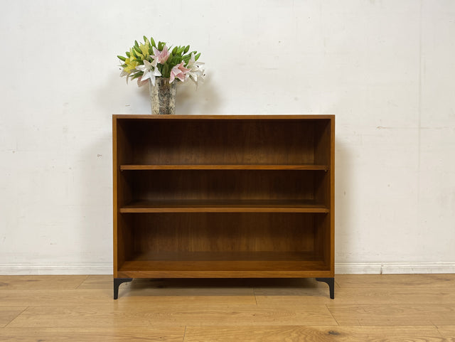 Sehr schönes niedriges Mid-Century Regal in Nussbaum auf neuen Metallfüßen I Bücherschrank Bücherregal Holzregal Bookshelf Küchenregal Badregal Sideboard Vintage 60er I