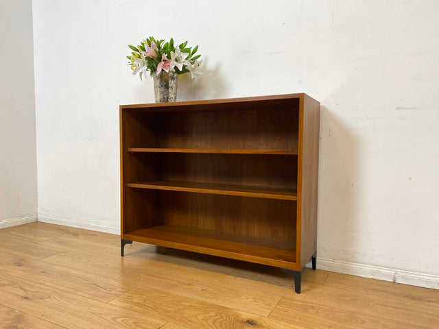 Sehr schönes niedriges Mid-Century Regal in Nussbaum auf neuen Metallfüßen I Bücherschrank Bücherregal Holzregal Bookshelf Küchenregal Badregal Sideboard Vintage 60er I