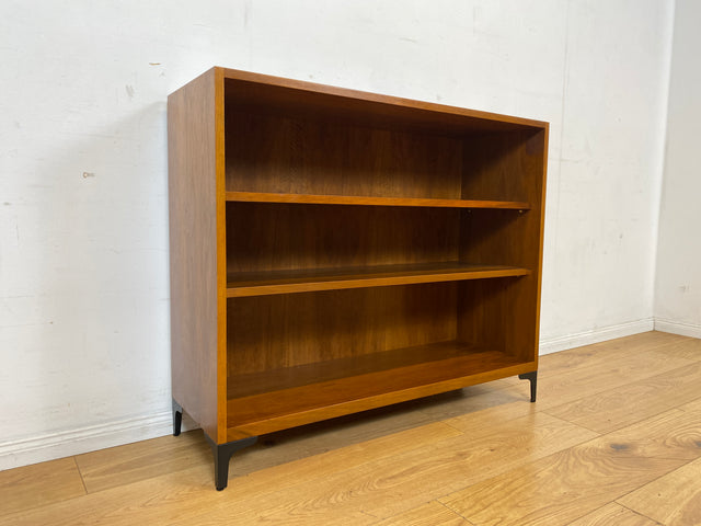 Sehr schönes niedriges Mid-Century Regal in Nussbaum auf neuen Metallfüßen I Bücherschrank Bücherregal Holzregal Bookshelf Küchenregal Badregal Sideboard Vintage 60er I