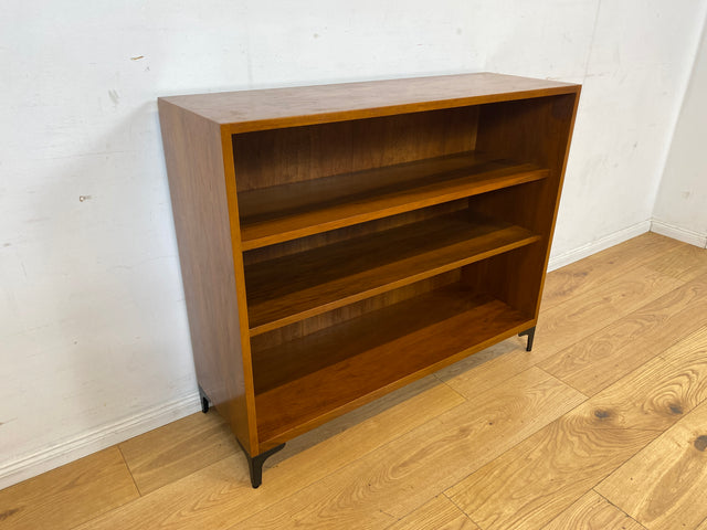 Sehr schönes niedriges Mid-Century Regal in Nussbaum auf neuen Metallfüßen I Bücherschrank Bücherregal Holzregal Bookshelf Küchenregal Badregal Sideboard Vintage 60er I