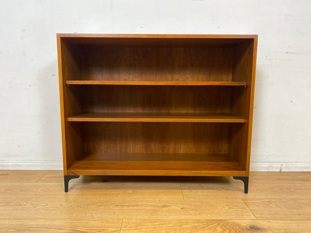 Sehr schönes niedriges Mid-Century Regal in Nussbaum auf neuen Metallfüßen I Bücherschrank Bücherregal Holzregal Bookshelf Küchenregal Badregal Sideboard Vintage 60er I