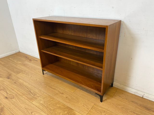Sehr schönes niedriges Mid-Century Regal in Nussbaum auf neuen Metallfüßen I Bücherschrank Bücherregal Holzregal Bookshelf Küchenregal Badregal Sideboard Vintage 60er I