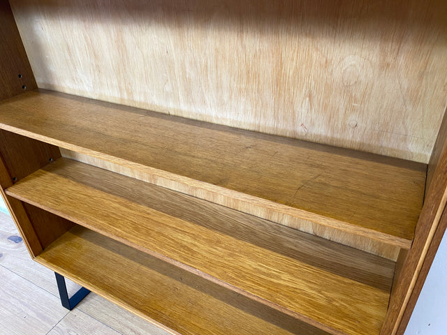 Minimalistisches Mid-Century Regal , Vollholz, mit verstellb. Regalböden & neuen Metallfüßen