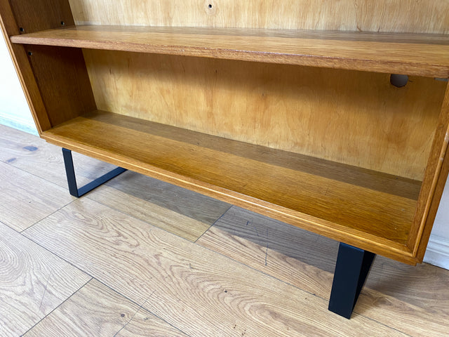 Minimalistisches Mid-Century Regal , Vollholz, mit verstellb. Regalböden & neuen Metallfüßen