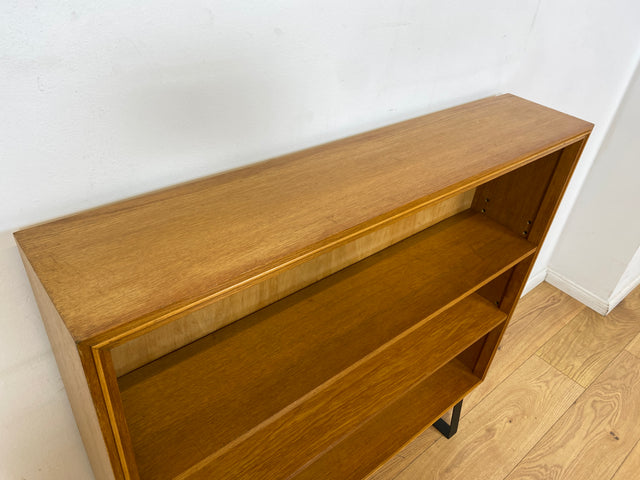 Minimalistisches Mid-Century Regal , Vollholz, mit verstellb. Regalböden & neuen Metallfüßen