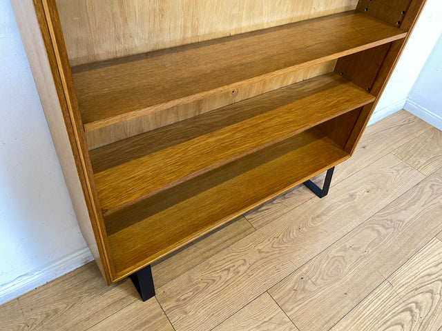 Minimalistisches Mid-Century Regal , Vollholz, mit verstellb. Regalböden & neuen Metallfüßen