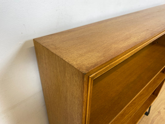 Minimalistisches Mid-Century Regal , Vollholz, mit verstellb. Regalböden & neuen Metallfüßen