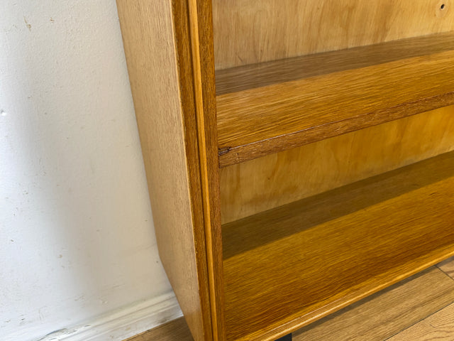 Minimalistisches Mid-Century Regal , Vollholz, mit verstellb. Regalböden & neuen Metallfüßen