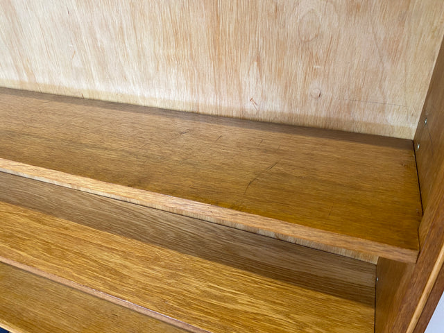 Minimalistisches Mid-Century Regal , Vollholz, mit verstellb. Regalböden & neuen Metallfüßen