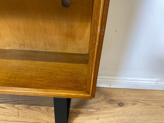 Minimalistisches Mid-Century Regal , Vollholz, mit verstellb. Regalböden & neuen Metallfüßen