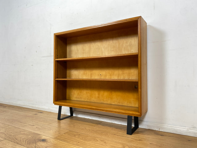 Minimalistisches Mid-Century Regal , Vollholz, mit verstellb. Regalböden & neuen Metallfüßen