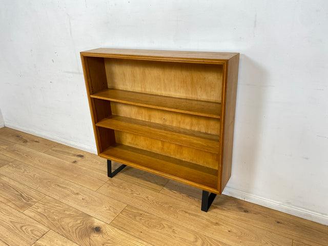 Minimalistisches Mid-Century Regal , Vollholz, mit verstellb. Regalböden & neuen Metallfüßen