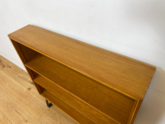 Minimalistisches Mid-Century Regal , Vollholz, mit verstellb. Regalböden & neuen Metallfüßen