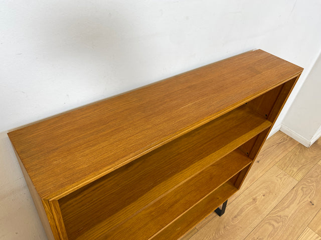 Gut erhaltenes Mid-Century Regal , Vollholz, mit verstellb. Regalböden & neuen Metallfüßen I Holzregal Bücherregal Bücherschrank Küchenregal Regalwand Vintage Retro 60er I