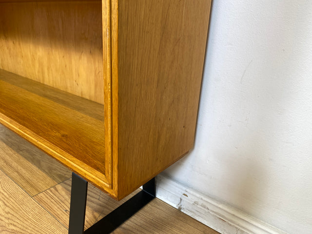 Gut erhaltenes Mid-Century Regal , Vollholz, mit verstellb. Regalböden & neuen Metallfüßen I Holzregal Bücherregal Bücherschrank Küchenregal Regalwand Vintage Retro 60er I