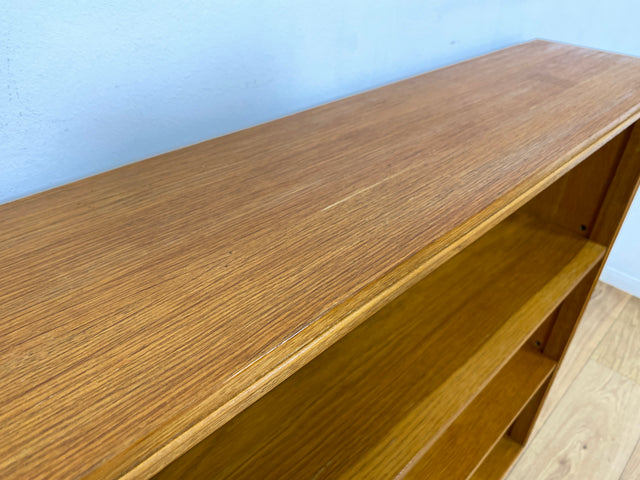 Gut erhaltenes Mid-Century Regal , Vollholz, mit verstellb. Regalböden & neuen Metallfüßen I Holzregal Bücherregal Bücherschrank Küchenregal Regalwand Vintage Retro 60er I