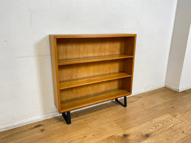 Gut erhaltenes Mid-Century Regal , Vollholz, mit verstellb. Regalböden & neuen Metallfüßen I Holzregal Bücherregal Bücherschrank Küchenregal Regalwand Vintage Retro 60er I