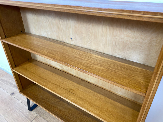 Hochwertiges Mid-Century Regal aus vollem Holz mit verstellb. Regalböden & neuen Metallfüßen