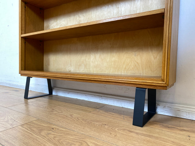 Hochwertiges Mid-Century Regal aus vollem Holz mit verstellb. Regalböden & neuen Metallfüßen