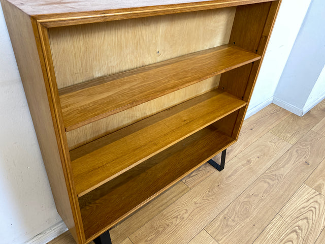 Hochwertiges Mid-Century Regal aus vollem Holz mit verstellb. Regalböden & neuen Metallfüßen