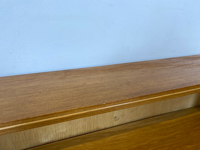 Hochwertiges Mid-Century Regal aus vollem Holz mit verstellb. Regalböden & neuen Metallfüßen