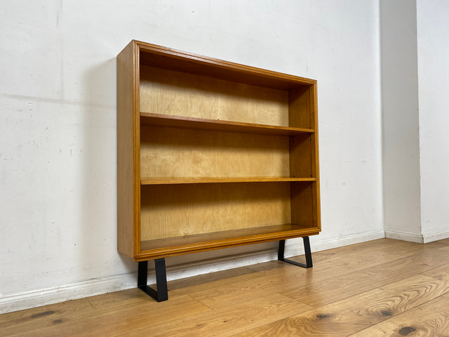 Hochwertiges Mid-Century Regal aus vollem Holz mit verstellb. Regalböden & neuen Metallfüßen