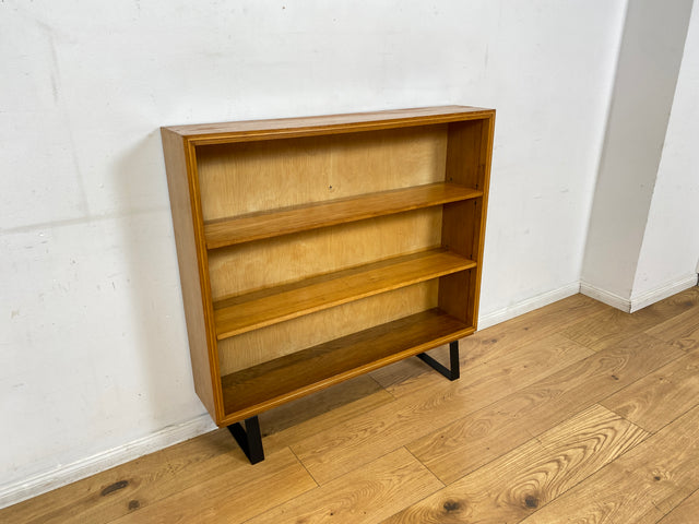 Hochwertiges Mid-Century Regal aus vollem Holz mit verstellb. Regalböden & neuen Metallfüßen