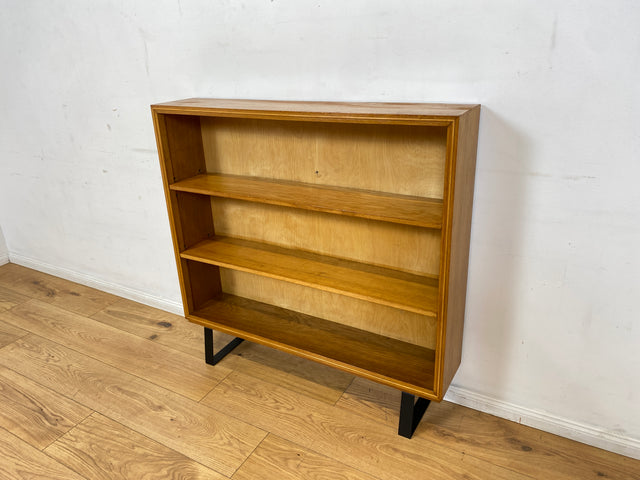 Hochwertiges Mid-Century Regal aus vollem Holz mit verstellb. Regalböden & neuen Metallfüßen