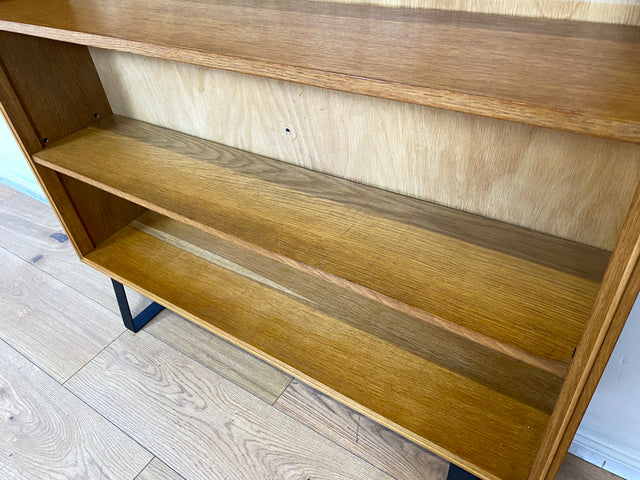 Stilvolles Mid-Century Regal aus vollem Holz mit verstellb. Regalböden & neuen Metallfüßen