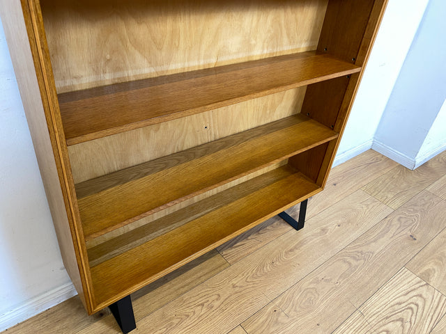 Stilvolles Mid-Century Regal aus vollem Holz mit verstellb. Regalböden & neuen Metallfüßen