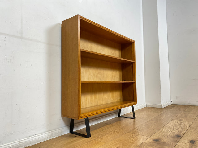 Stilvolles Mid-Century Regal aus vollem Holz mit verstellb. Regalböden & neuen Metallfüßen