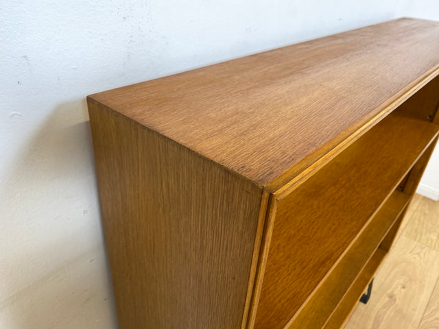 Stilvolles Mid-Century Regal aus vollem Holz mit verstellb. Regalböden & neuen Metallfüßen