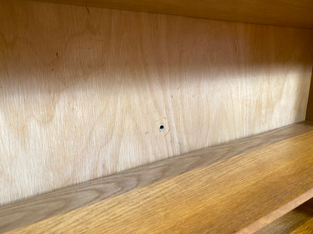 Stilvolles Mid-Century Regal aus vollem Holz mit verstellb. Regalböden & neuen Metallfüßen