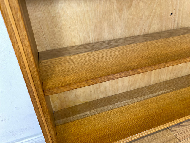 Stilvolles Mid-Century Regal aus vollem Holz mit verstellb. Regalböden & neuen Metallfüßen