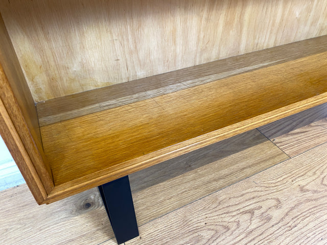 Stilvolles Mid-Century Regal aus vollem Holz mit verstellb. Regalböden & neuen Metallfüßen