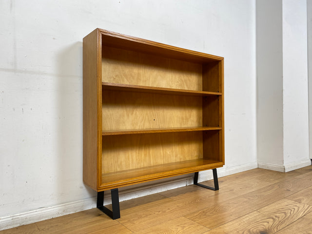 Stilvolles Mid-Century Regal aus vollem Holz mit verstellb. Regalböden & neuen Metallfüßen