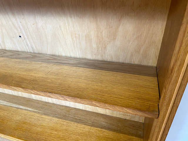 Stilvolles Mid-Century Regal aus vollem Holz mit verstellb. Regalböden & neuen Metallfüßen