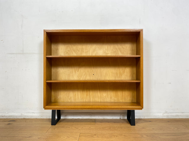 Stilvolles Mid-Century Regal aus vollem Holz mit verstellb. Regalböden & neuen Metallfüßen