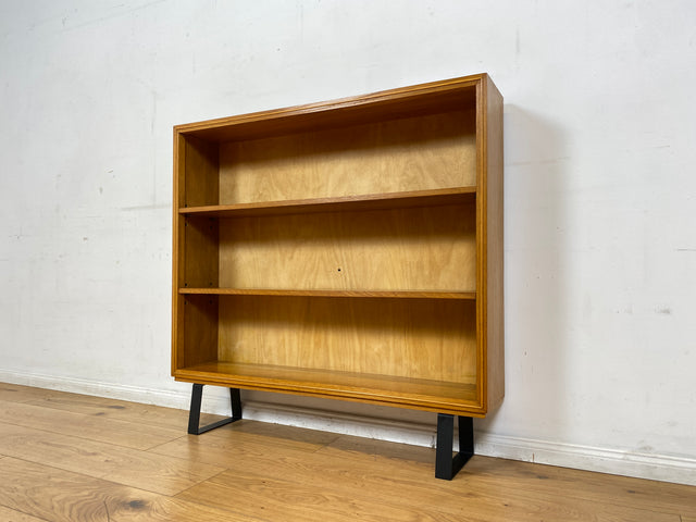 Stilvolles Mid-Century Regal aus vollem Holz mit verstellb. Regalböden & neuen Metallfüßen