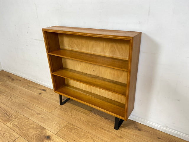 Stilvolles Mid-Century Regal aus vollem Holz mit verstellb. Regalböden & neuen Metallfüßen