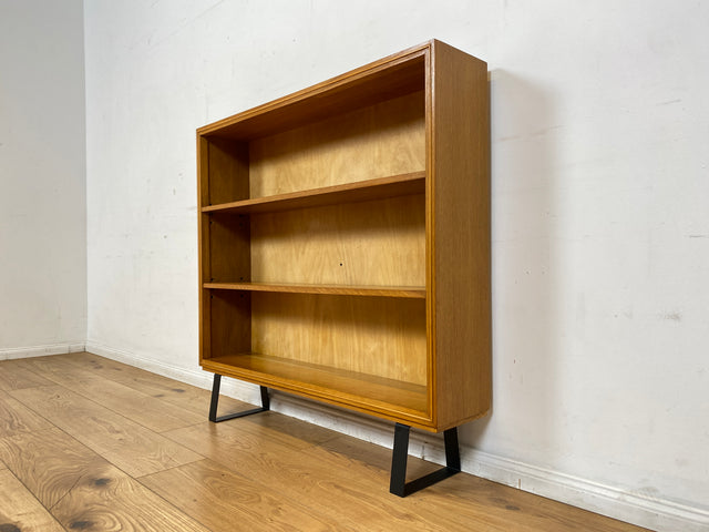 Stilvolles Mid-Century Regal aus vollem Holz mit verstellb. Regalböden & neuen Metallfüßen