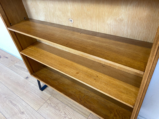 Hochwertiges Mid-Century Regal aus vollem Holz mit verstellbaren Regalböden & neuen Metallfüßen I Holzregal Bücherregal Bücherschrank Küchenregal Regalwand Vintage Retro 60er I